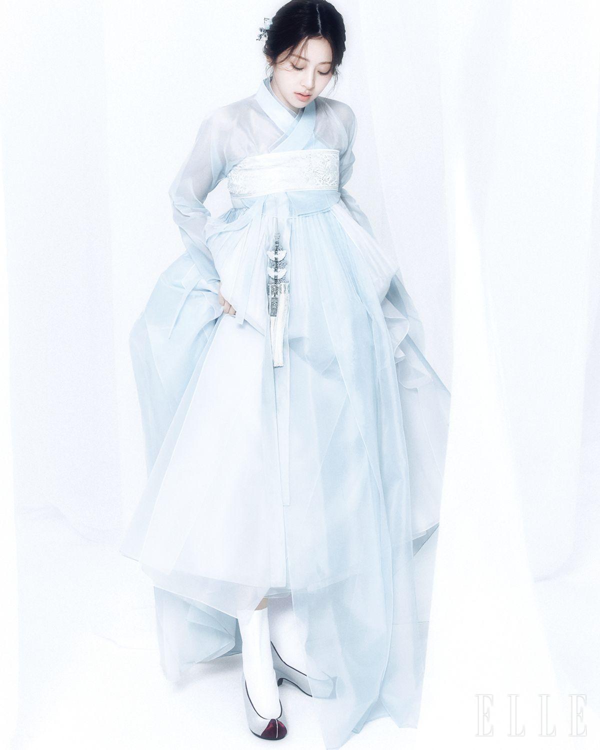 푸른 저고리와 치마, 말기, 노리개, 버선, 꽃신은 모두 Mirone Hanbok. 진주 귀고리는 Verte. 비녀는 Leuru Hanbok.