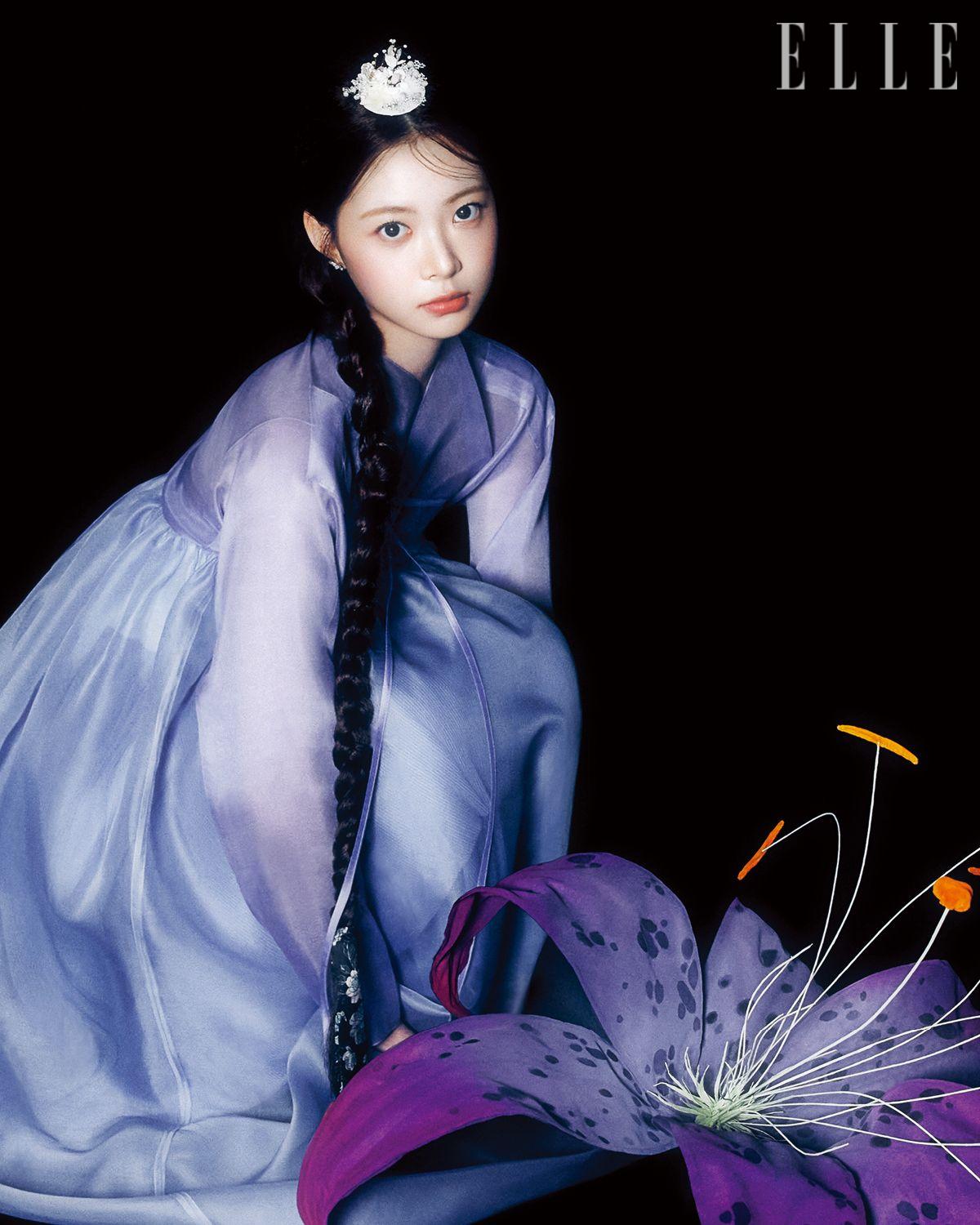 연보라색 저고리와 짙은 보라색 치마는 모두 Hanboklynn. 꽃 문양이 담긴 댕기는 Leuru Hanbok. 족두리는 Rosetteblanc. 나비 모양 귀고리는 Miko.