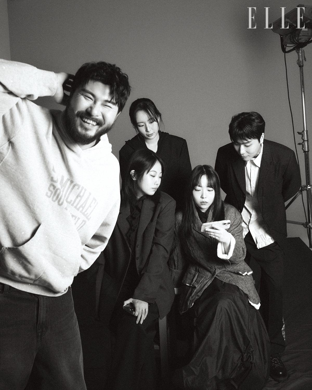 (시계방향으로) 카더가든이 착용한 후디드 티셔츠는 Remi Relief. 은현 작가가 착용한 재킷은 Maison Marais. 후디드 드레스는 Open Yy. 현석 PD가 착용한 셔츠는 Molly Goddard, 슈즈느 Cos, 재킷과 팬츠는 에디터 소장품. 예지 PD가 착용한 재킷과 셔츠는 Open Yy, 스커트는 24T. 아연 PD가 착용한 재킷과 셔츠, 팬츠는 모두 에디터 소장품. 