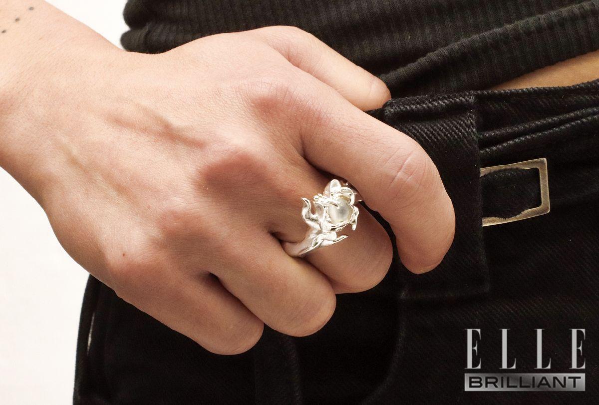 스톤을 품은 청키한 장식의 링.