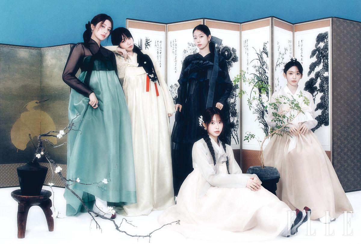윤진이 입은 저고리와 치마, 버선, 꽃신은 모두 Hanboklynn. 은색 꽃 귀고리는 Ahwon. 검정 리본 핀은 Q Millinery. 채원이 입은 저고리와 치마는 모두 Tchai Kim. 귀고리는 The Queen Lounge. 반지는 Lee Seok by Ahwon. 댕기는 Q Millinery. 카즈하가 입은 저고리와 치마, 댕기는 모두 Hanboklynn. 꽃 모양 귀고리는 Roger Vivier. 은채가 입은 저고리와 치마, 버선, 꽃신은 모두 Hanboklynn. 꽃 장식 핀은 Rosetteblanc. 은색 꽃 모양 귀고리는 Hwang Joohee by Ahwon. 사쿠라가 입은 저고리와 치마는 모두 Hanboklynn. 진주 귀고리는 Verte. 족두리는 Rosetteblanc.