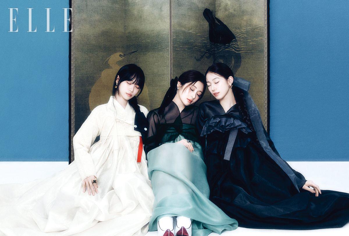 채원이 입은 저고리와 치마는 모두 Tchai Kim. 귀고리는 The Queen Lounge. 반지는 Lee Seok by Ahwon. 댕기는 Q Millinery. 윤진이 입은 저고리와 치마, 버선, 꽃신은 모두 Hanboklynn. 은색 꽃 모양 귀고리는 Ahwon. 검정 리본 핀은 Q Millinery. 카즈하가 입은 저고리와 치마, 댕기는 모두 Hanboklynn. 꽃 모양 귀고리는 Roger Vivier. 