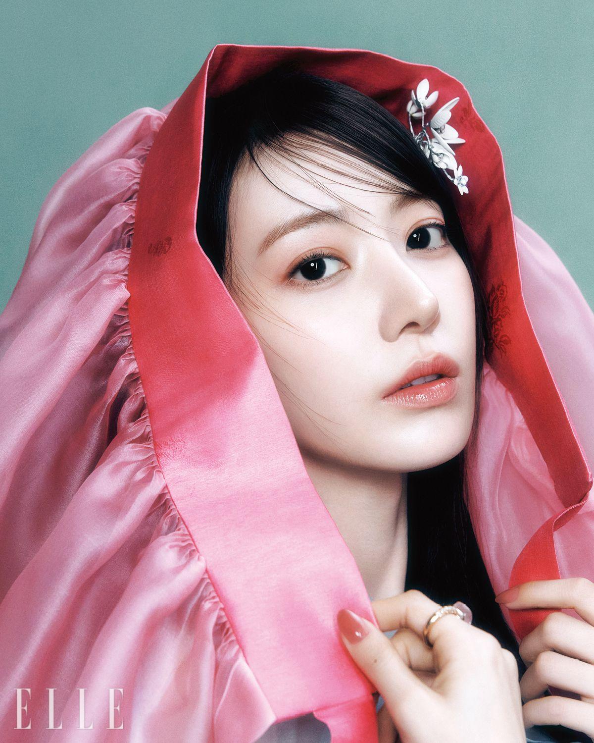 회색 저고리와 분홍 싸개치마는 모두 Hanboklynn. 원석 반지는 Pomellato. 꽃 장식 핀은 Rosetteblanc.은채가 입은 저고리와 치마는 모두 Hanboklynn. 꽃 장식 핀은 Rosetteblanc. 은색 꽃 귀고리는 Hwang Joohee by Ahwon. 사쿠라가 착용한 상아색 저고리와 레이어드 치마, 버선, 꽃신은 모두 Hanboklynn. 진주 귀고리는 Verte. 족두리는 Rosetteblanc.