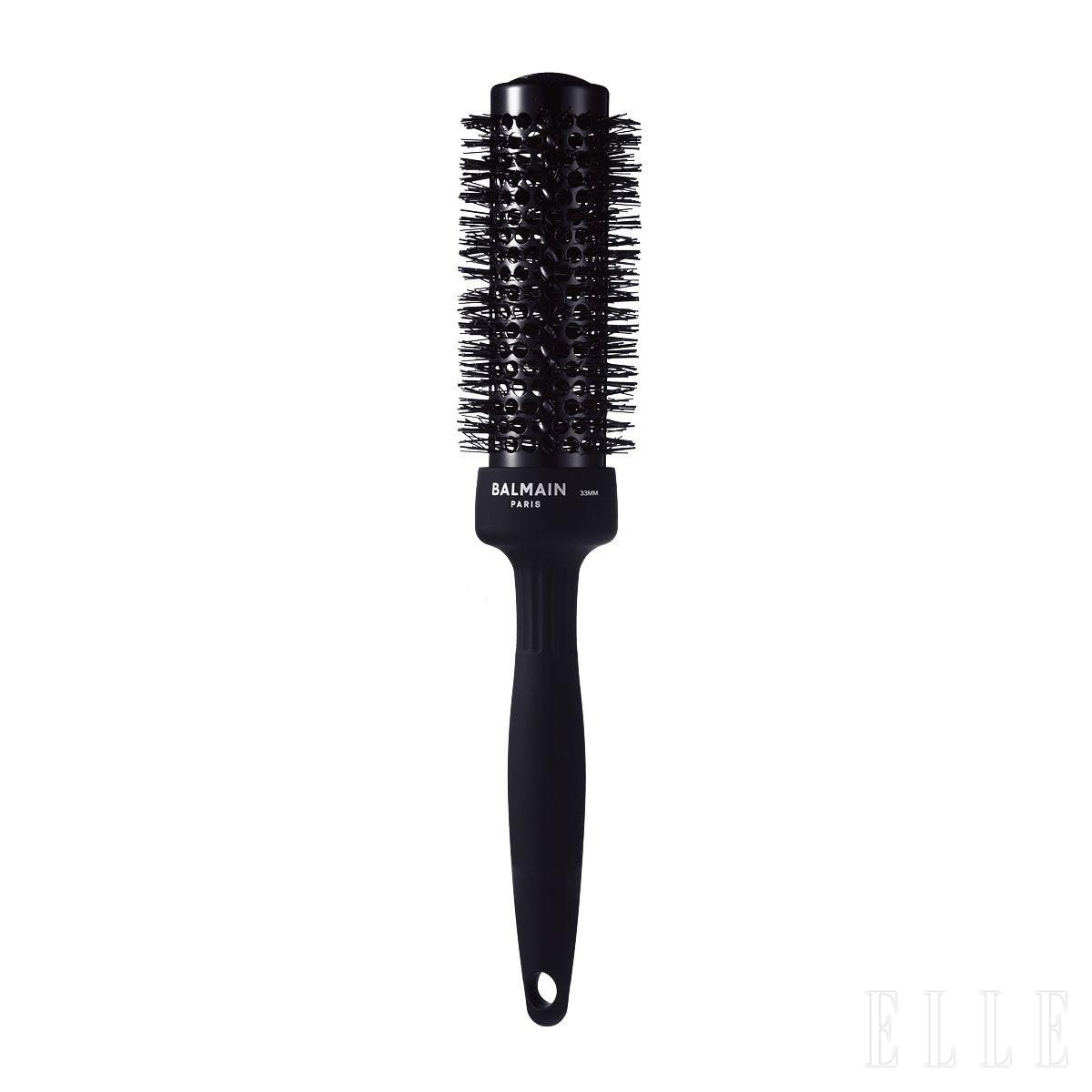 세라믹 코팅 브러시가 음이온을 생성해 열을 고르게 분배한다. 33mm 사이즈라 뿌리부터 모발 끝까지 볼륨을 살리기 좋다. 프로페셔널 세라믹 라운드 브러쉬, 블랙, 9만8천원, Balmain Paris Hair Couture. 