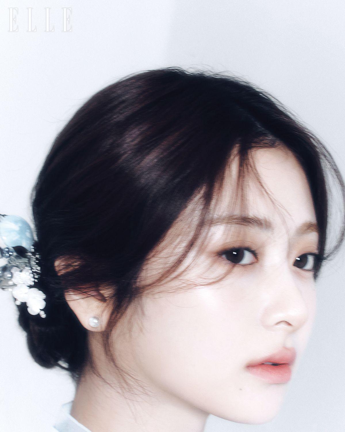윤진이 입은 저고리는 Mirone Hanbok. 진주 귀고리는 Verte. 비녀는 Leuru Hanbok.ㅍ