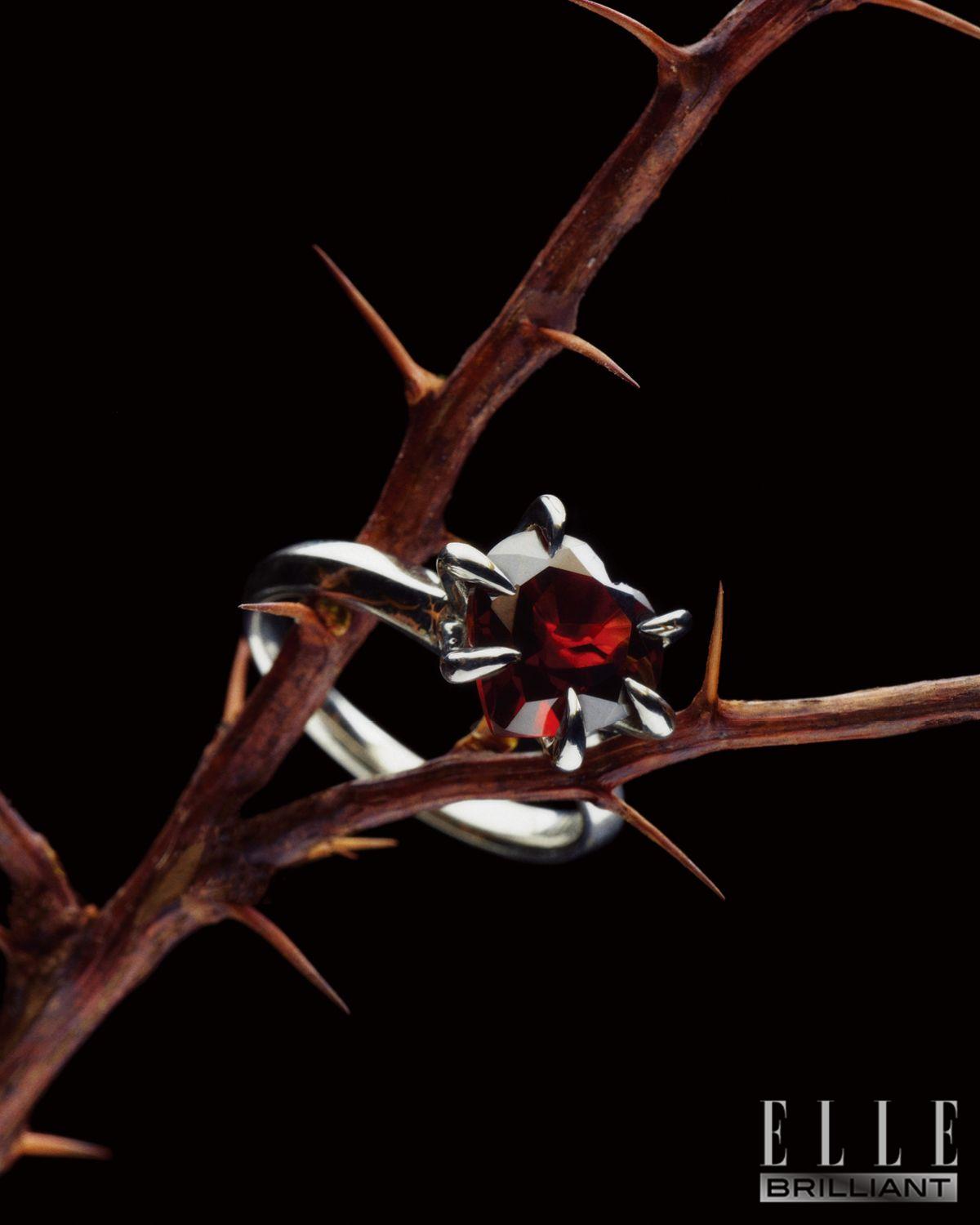 모잠비크 가닛을 세팅한 ‘하트’ 링.