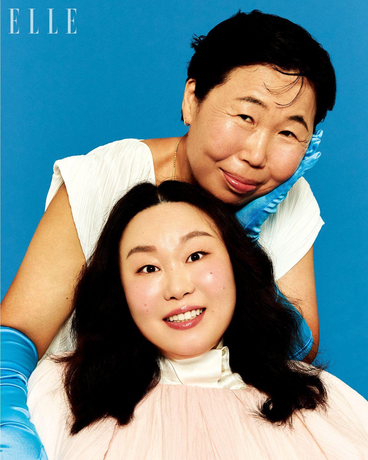 김효선이 입은 드레이프 재킷과 화이트 셔츠는 모두 Gaze de lin. 오춘실이 입은 드레이프 슬리브리스 톱은 Gaze de in. 장갑은 스타일리스트 소장품. 