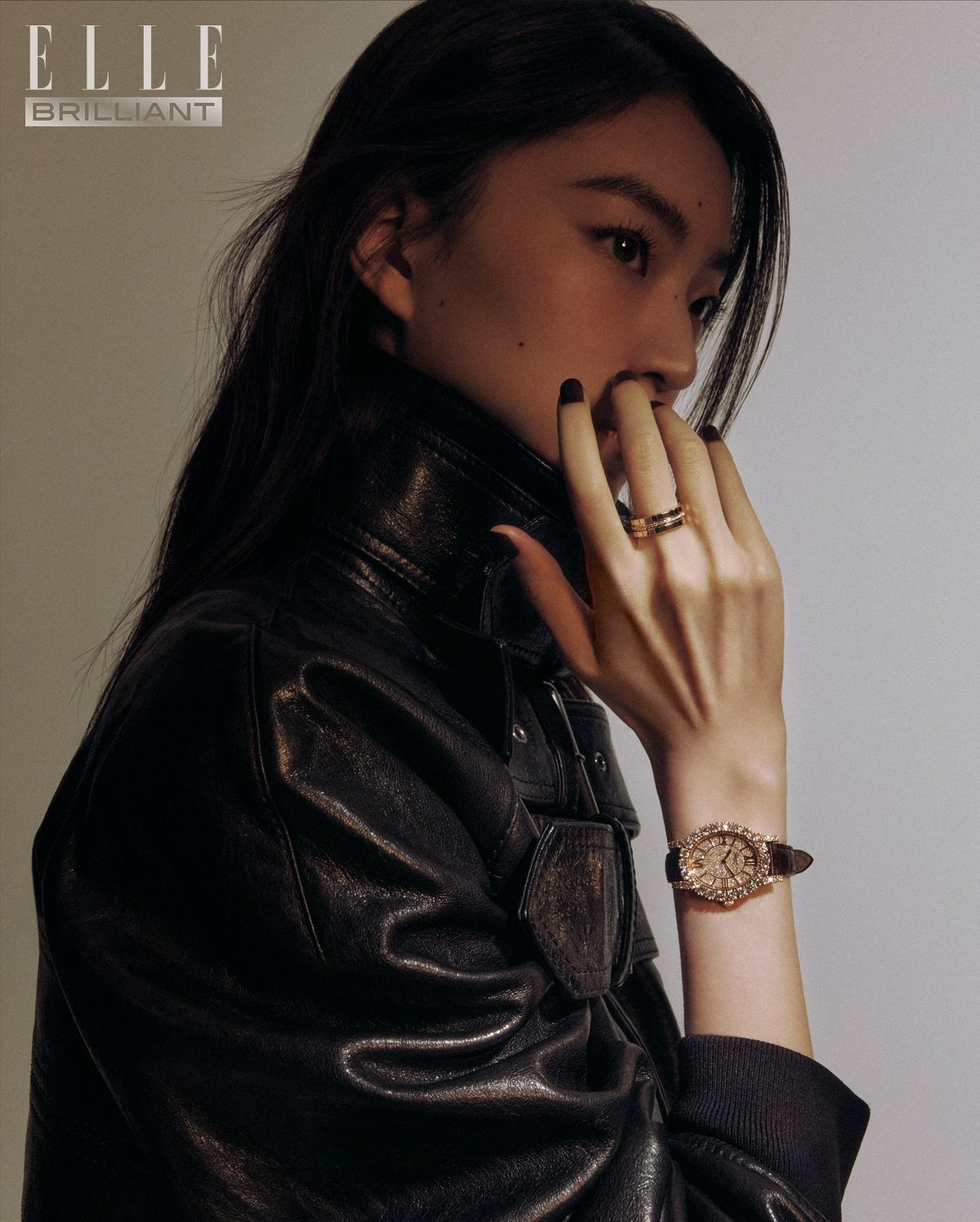 옐로 골드에 다이아몬드를 세팅한 ‘아이스 큐브’ 링은 9백만원대, 다이얼과 케이스에 라운드 브릴리 언트 컷 다이아몬드를 세팅한 ‘디아망트’ 워치는 1억5천만원대 모두 CHOPARD. 가죽 재킷은 가격 미정 McQueen.