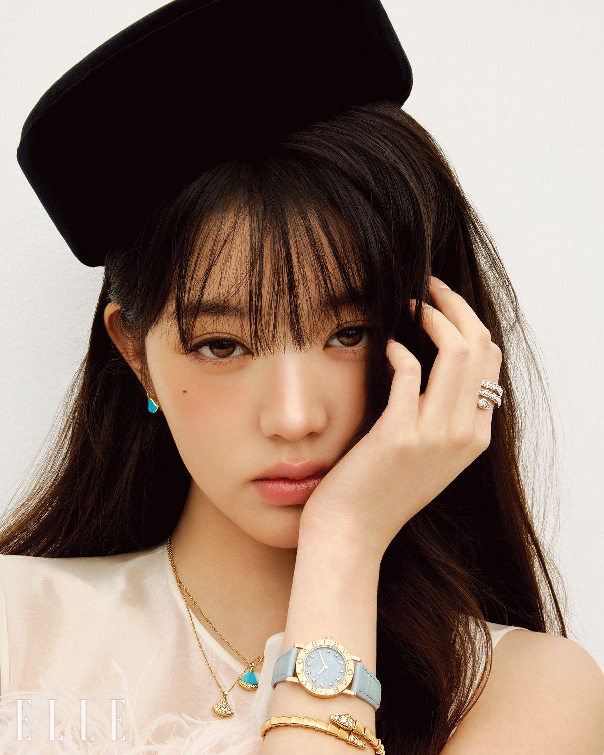 터쿠아즈와 다이아몬드를 세팅한 옐로골드 ‘디바스 드림 싱글 이어링’, 화이트골드에 다이아몬드를 풀 파베 세팅한 ‘세르펜티 바이퍼 링’, 로즈골드 케이스와 더블 로고를 새긴 베젤, 아이시 블루 마블 다이얼이 특징인 ‘불가리 불가리 워치’, 로즈골드에 다이아몬드를 파베 세팅한 ‘세르펜티 브레이슬릿’, 선명한 터쿠아즈와 다이아몬드를 세팅한 옐로골드 ‘디바스 드림 네크리스’, 함께 레이어드한 다이아몬드 파베 세팅 버전의 ‘디바스 드림 네크리스’는 모두 Bvlgari. 블랙 햇은 Ohalo. 핑크 페더 드레스는 Huishan Zhang by Masion Reve.