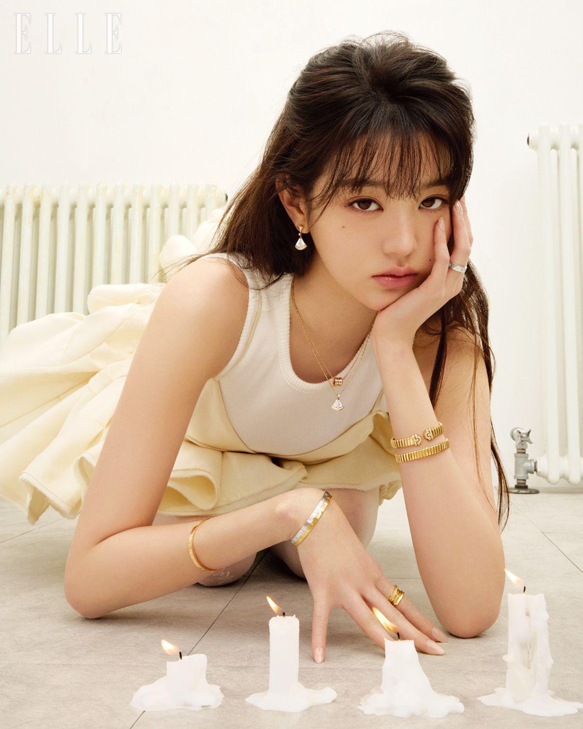 마더 오브 펄과 브릴리언트 컷 다이아몬드를 세팅한 로즈골드 ‘디바스 드림 이어링’, 왼손 약지에 낀 화이트골드 ‘비제로원 링’, 미니 펜던트를 장식한 로즈골드 ‘비제로원 네크리스’, 마더 오브 펄과 다이아몬드로 장식한 로즈골드 ‘디바스 드림 네크리스’, 왼쪽 손목에 레이어드한 다이아몬드 세팅 버전의 옐로골드 ‘불가리 투보가스 브레이슬릿’과 옐로골드 ‘불가리 투보가스 브레이슬릿’, 오른 손목에 레이어드한 불가리 로고 디테일의 ‘비제로원 브레이슬릿’ 로즈골드 버전과 화이트골드 버전, 옐로골드 버전, 오른손 검지에 착용한 옐로골드 ‘비제로원 링’은 모두 Bvlgari. 아이보리 슬리브리스 톱은 Ashlyn New York. 미니드레스는 Rokh.