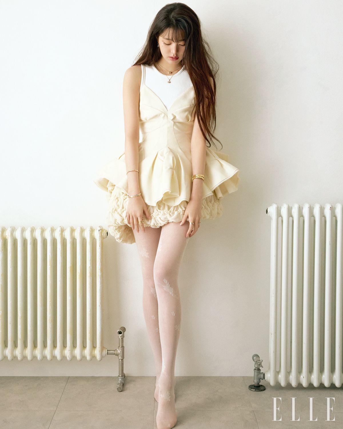 마더 오브 펄을 장식한 로즈골드 ‘디바스 드림 이어링’, 미니 펜던트가 특징인 로즈골드 ‘비제로원 네크리스’, 마더 오브 펄과 다이아몬드로 장식한 로즈골드 ‘디바스 드림 네크리스’, 오른 손목에 레이어드한 불가리 로고 디테일의 ‘비제로원 브레이슬릿’ 로즈골드 버전과 화이트골드 버전, 옐로골드 버전, 오른손 검지에 착용한 옐로골드 ‘비제로원 링’, 왼 손목에 레이어드한 다이아몬드 세팅 버전의 옐로골드 ‘불가리 투보가스 브레이슬릿’과 옐로골드 ‘불가리 투보가스 브레이슬릿’, 왼손 검지에 레이어드한 옐로골드 ‘비제로원 링’과 화이트골드 ‘비제로원 링’, 왼손 약지에 낀 화이트골드 ‘비제로원 링’은 모두 Bvlgari. 아이보리 슬리브리스 톱은 Ashlyn New York. 미니드레스는 Rokh.