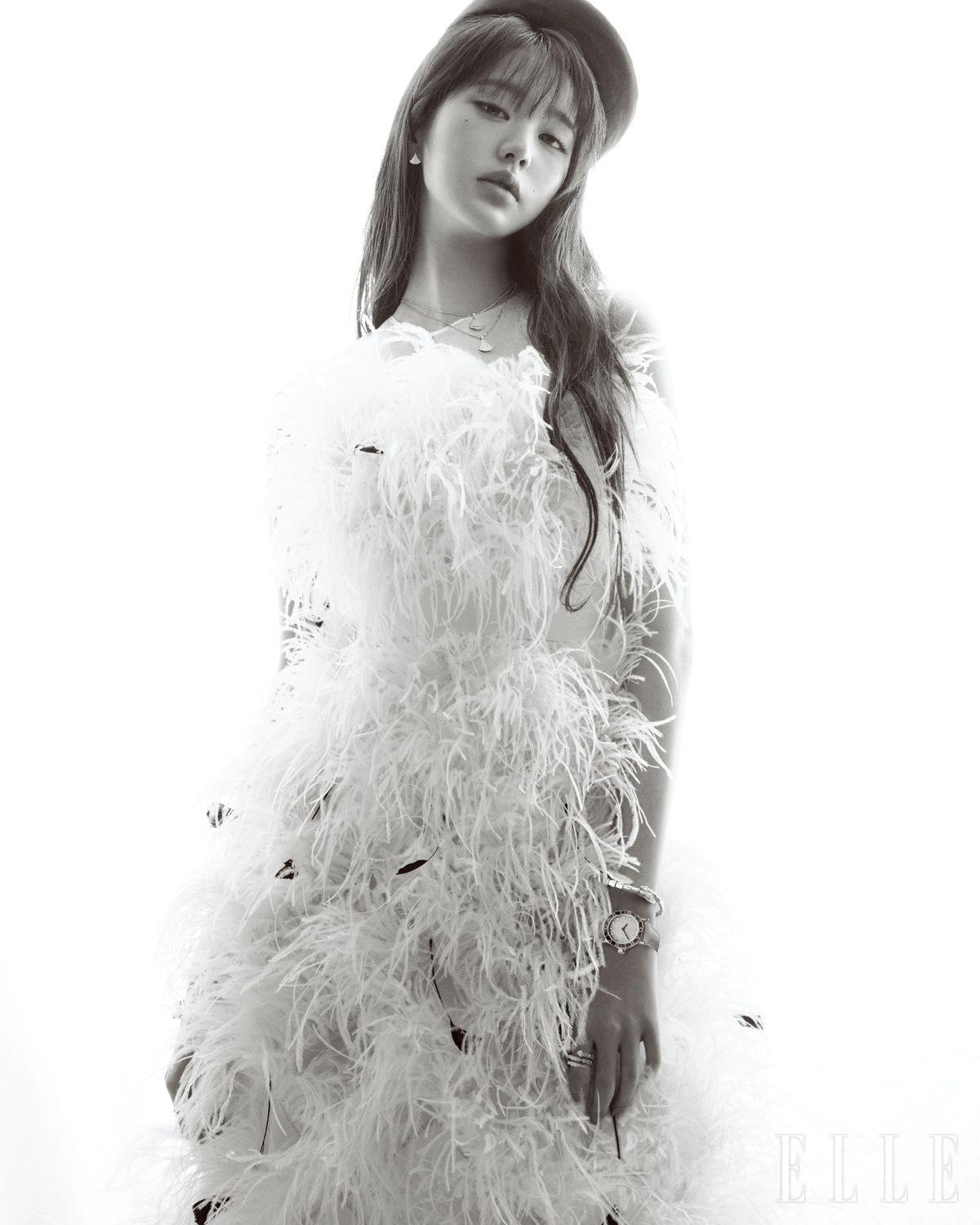 부채꼴 모티프의 ‘디바스 드림 이어링’과 레이어드한 ‘디바스 드림 네크리스’, 뱀 모티프의 ‘세르펜티 브레이슬릿’, 마블 다이얼이 특징인 ‘불가리 불가리 워치’와 화이트골드 ‘세르펜티 링’은 Bvlgari. 블랙 햇은 Ohalo. 핑크 페더 드레스는 Huishan Zhang by Masion Reve.