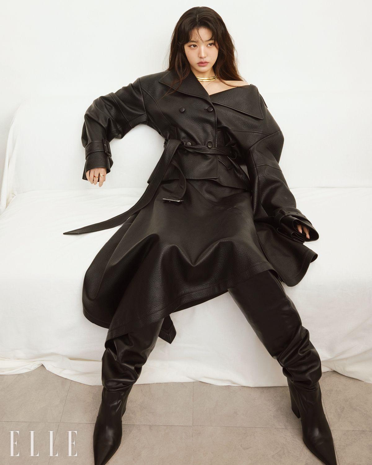 유연한 움직임이 특징인 옐로골드 ‘불가리 투보가스 네크리스’와 다이아몬드를 세팅한 옐로골드 ‘불가리 투보가스 네크리스’, 오른손 검지에 낀 두 개의 부채꼴 모티프에 마더 오브 펄과 다이아몬드를 세팅한 로즈골드 ‘디바스 드림 링’, 오른손 중지에 낀 커넬리언과 다이아몬드를 세팅한 로즈골드 ‘디바스 드림 링’은 모두 Bvlgari. 블랙 레더 재킷과 스커트는 모두 Markgong. 롱부츠는 Gianvito Rossi.