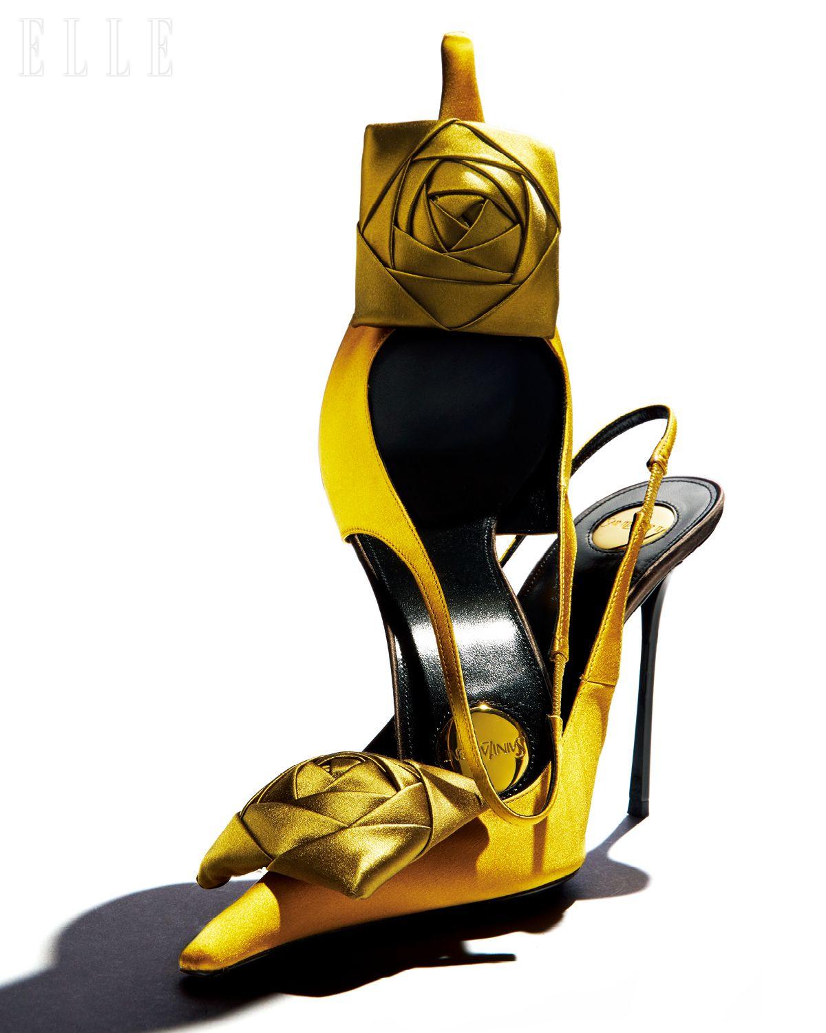 스퀘어 로즈 장식이 특징인 새틴 크레이프 소재의 슬링백 펌프스는 가격 미정, Saint Laurent by Anthony Vaccarello.