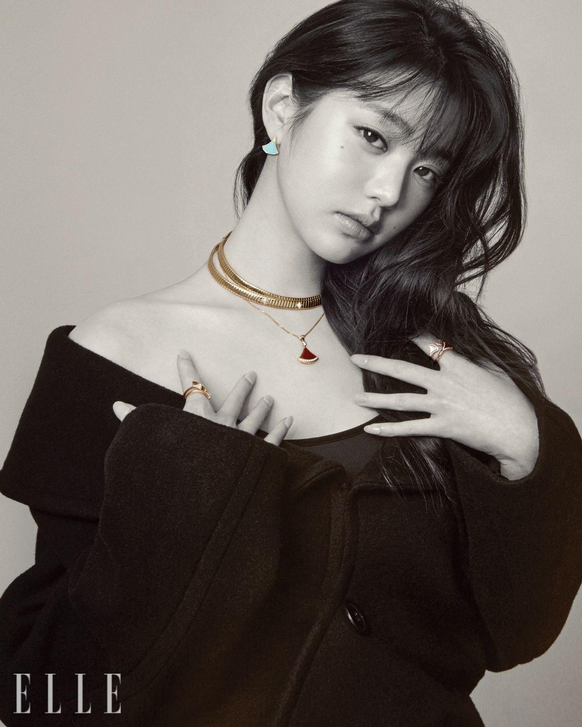 옐로골드에 터쿠아즈와 다이아몬드를 세팅한 ‘디바스 드림 싱글 이어링’, 레이어드로 연출한 옐로골드 ‘불가리 투보가스 네크리스’와 다이아몬드 세팅 버전의 ‘불가리 투보가스 네크리스’, 로즈골드에 커넬리언 스톤과 라운드 브릴리언트 컷 다이아몬드를 세팅한 ‘디바스 드림 네크리스’, 오른손 검지에 낀 커넬리언과 다이아몬드 세팅 ‘디바스 드림 링’, 다이아몬드를 세팅한 로즈골드 ‘디바스 드림 링’, 왼손 검지에 낀 마더 오브 펄 장식의 ‘디바스 드림 링’, 커넬리언 장식의 ‘디바스 드림 링’은 모두 Bvlgari. 코트는 Alaïa.