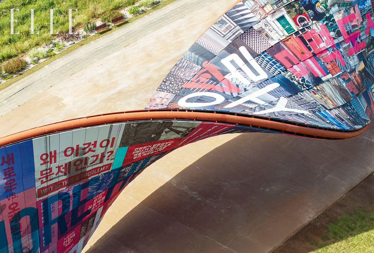 열린송현녹지광장에 설치된 휴머나이즈 월. 길이 약 90m, 높이 약 16m의 거대한 구조물에는 도시를 더 인간적이고 매력적으로 만드는 다양한 아이디어가 빼곡히 들어서 있다. 