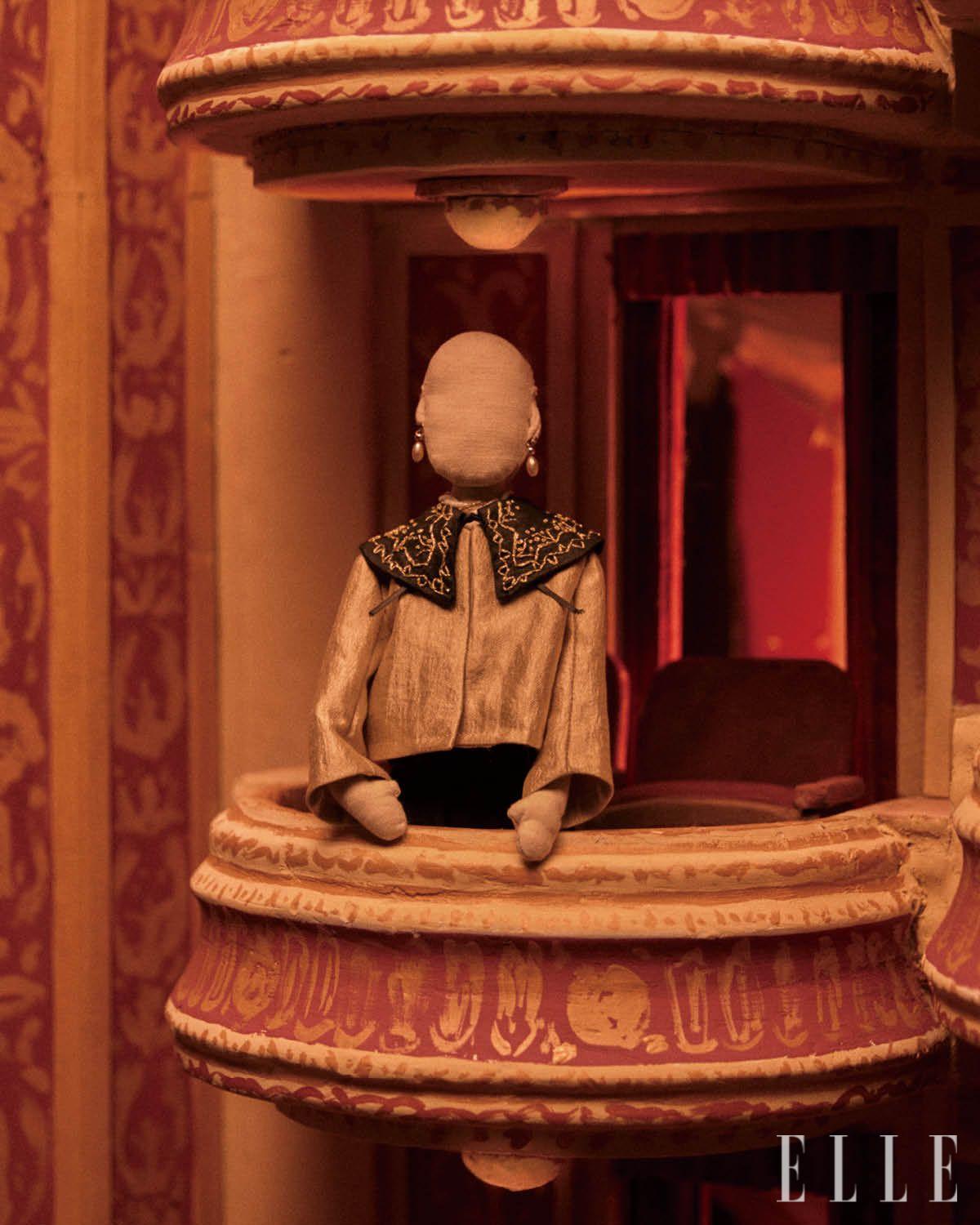 인형극으로 연출한 2025 F/W 컬렉션 ‘The Expressionist’.