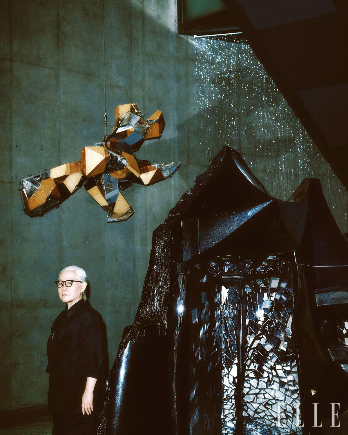 어린 시절 이불에게 보호처가 돼주지 못한 집과 대조적으로 안식처이자 놀이터로 기능한 벙커에 한국 근현대사의 문맥 등을 다층적으로 엮어낸 ‘벙커(M. 바흐친)’(2007/2012) 앞에 선 이불.