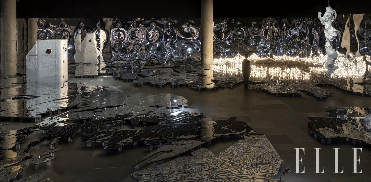 ‘태양의 도시 II’ ‘속도보다 거대한 중력 I’ ‘사이보그 W6’ 등이 어우러진 블랙박스 공간. 영화 <스페이스 오디세이>의 마지막 장면처럼 과거· 현재· 미래가 혼합된 시간대가 모호한 장면을 연출한다. 이불은 “과거는 사라진 것이 아니라 늘 현재로 되돌아온다는 의미로 관람자가 원하는 대로 방향을 선택하고 체험을 공유할 수 있는 열린 구조로 만들었다”고 말했다.