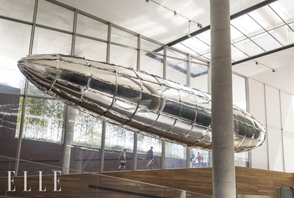 결코 실현될 수 없음을 알면서도 끝없이 이상을 향해 나아가는 인간의 운명을 암시하는 ‘취약할 의향-메탈라이즈드 벌룬’(2015~2016/2020).