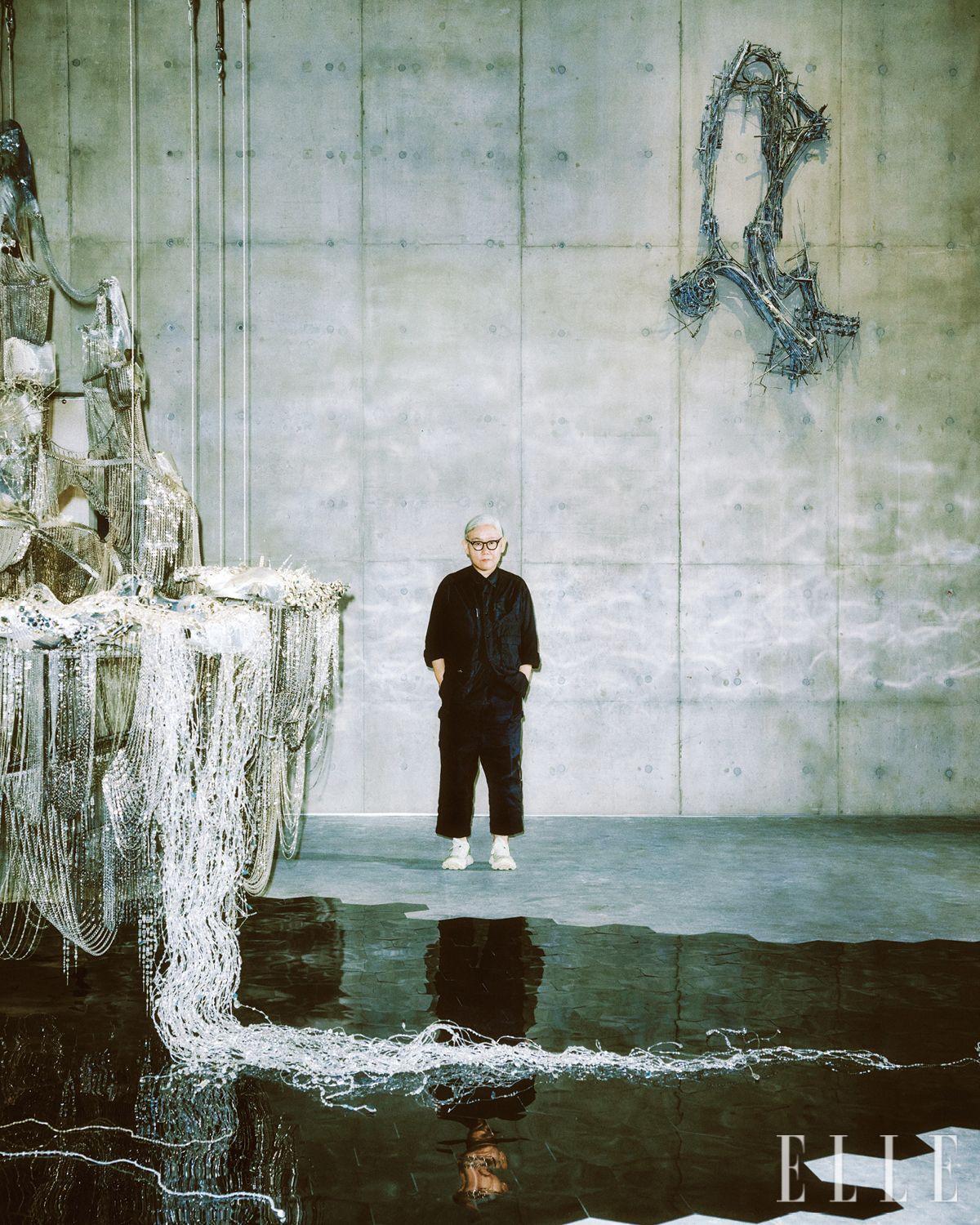 ‘애프터 브루노 타우트(사물의 달콤함을 경계하라)’(2007)와 ‘무제(M4)’(2014) 사이에 선 이불.