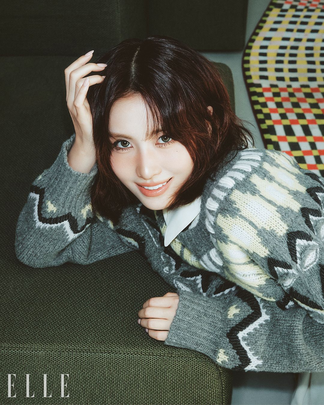 손자수를 더한 노르딕 패턴 스웨터, 블라우스 드레스는 모두 Onitsuka Tiger.