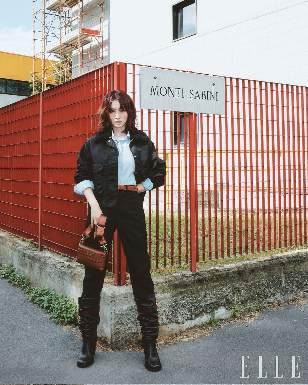 우먼즈 컬렉션의 블루종 재킷, 셔츠와 팬츠, 벨트, ‘Tiger Rodeano’ 힐 부츠, 로고 앰블럼 장식의 스몰 백은 모두 Onitsuka Tiger.