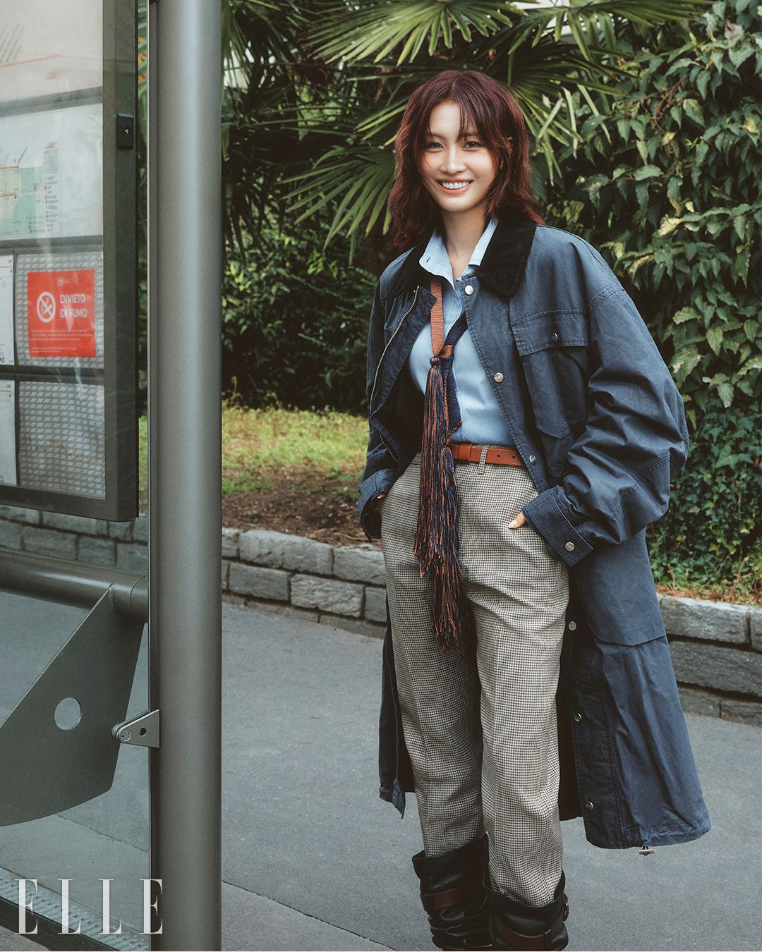 코튜로이 칼라의 코팅 가공을 한 코튼 재킷, 셔츠, 타이로 연출한 태슬 장식 니트 머플러, 글렌 체크 팬츠, 벨트, , ‘Tiger Rodeano’ 힐 부츠는 모두 Onitsuka Tiger.