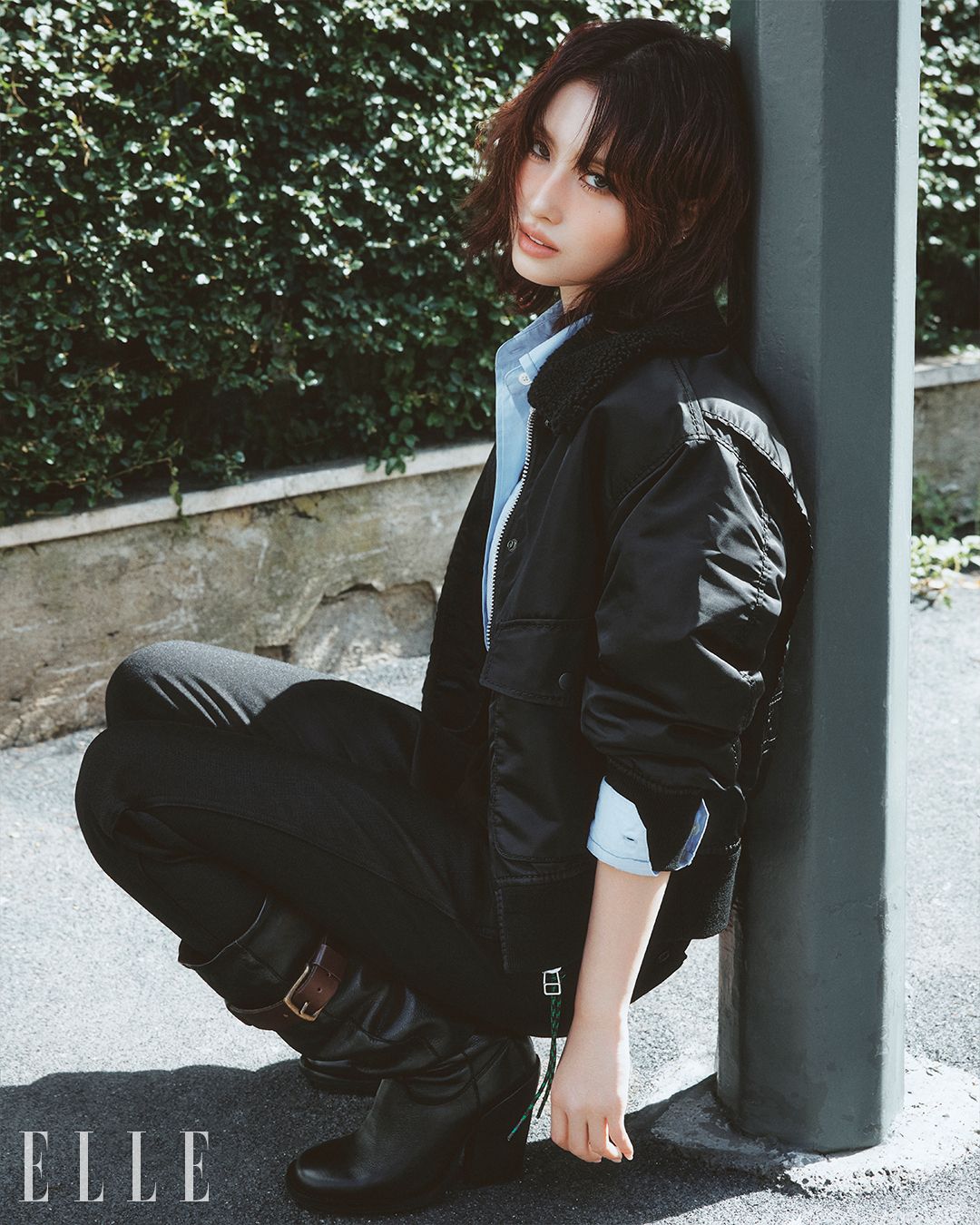 블루종 재킷, 셔츠와 팬츠, ‘Tiger Rodeano’ 블랙 힐 부츠, 로고 앰블럼 장식의 스몰 백은 모두 Onitsuka Tiger.