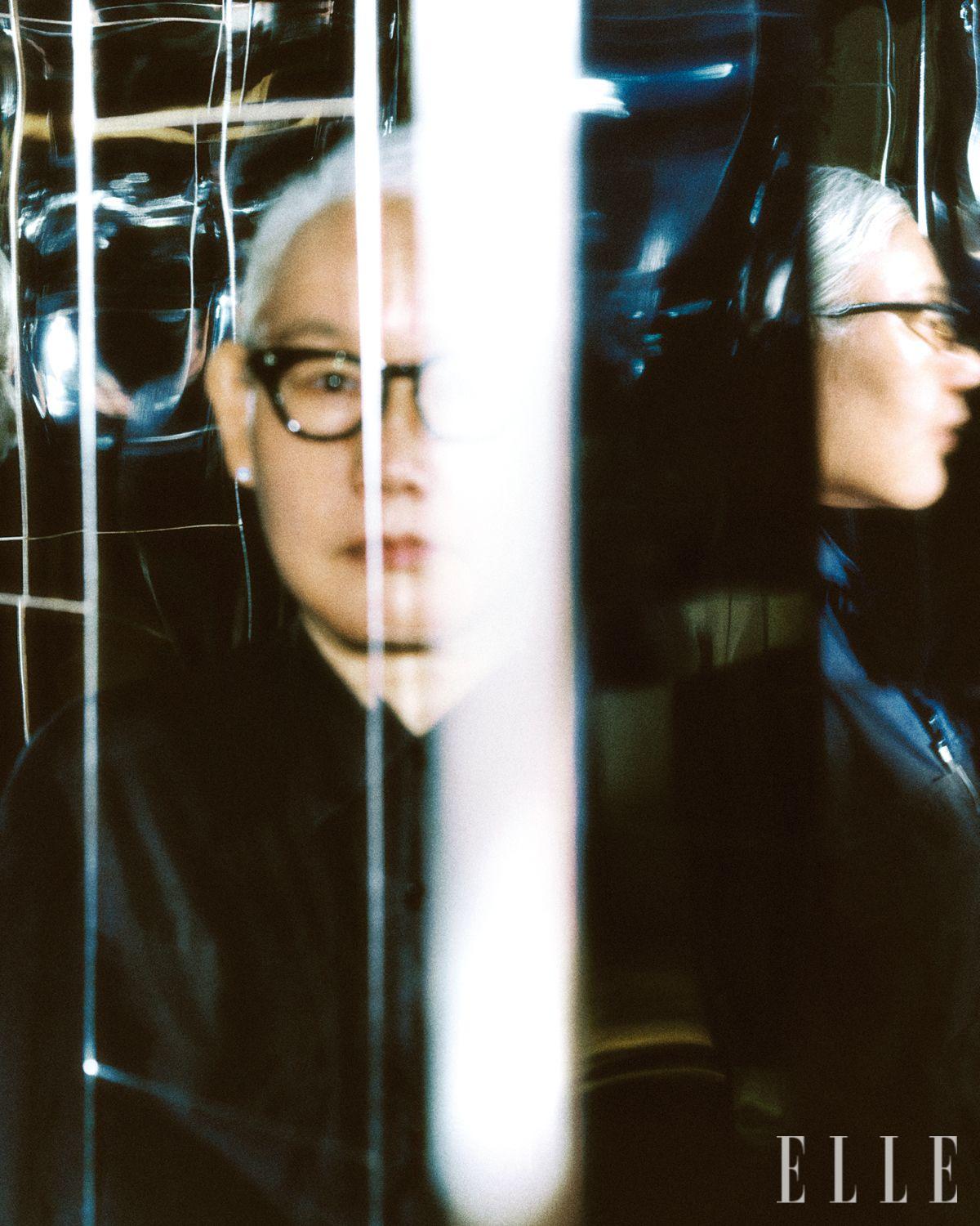 ‘비아 네가티바’(2022, 2012년 작 재제작) 내부에 선 작가 이불.