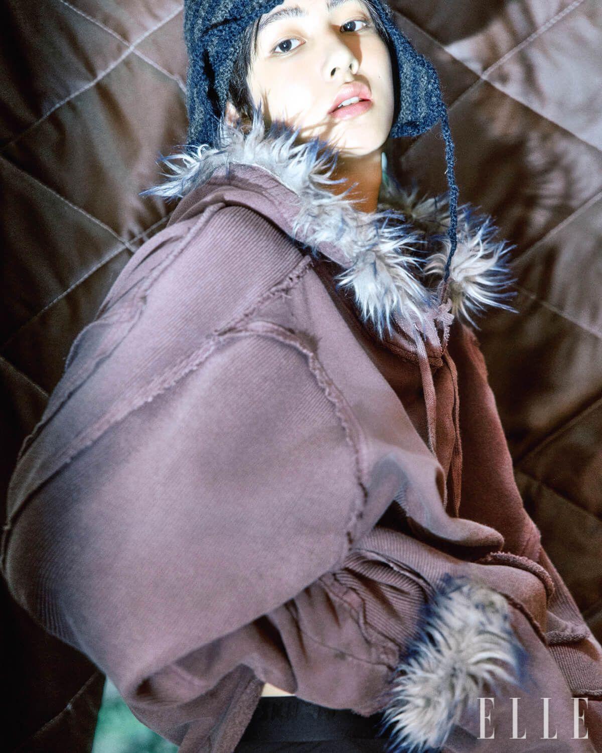 후디드 톱은 Lueder by Samplas. 니트 햇은 스타일리스트 소장품.