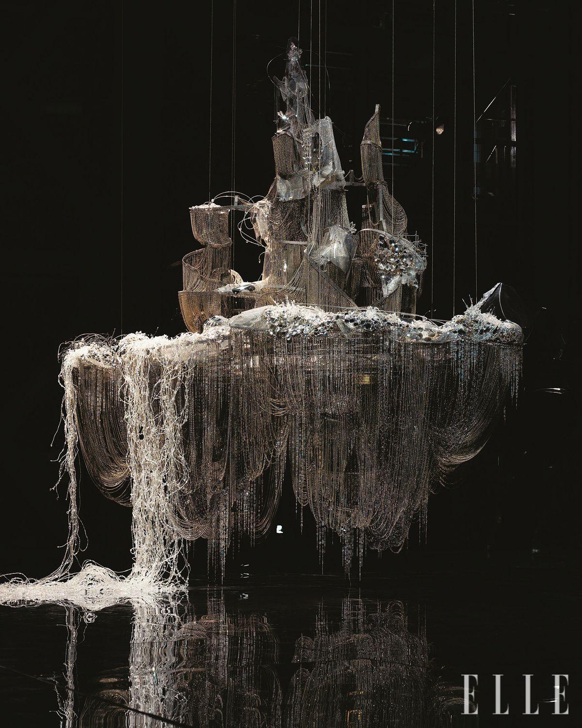 크리스털과 유리, 아크릴 비즈, 체인으로 브루노 타우트의 공상적 · 건축적 비전과 실현되지 못한 꿈이 남긴 멜랑콜리를 재해석한 ‘애프터 브루노 타우트(사물의 달콤함을 경계하라)’(2007).