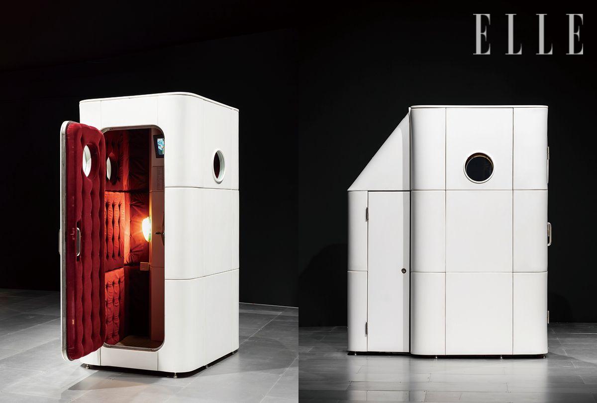 개인과 집단의 서사, 현실과 이상, 과거와 미래가 교차하는 공간을 제시하며 시대보다 먼저 코인 노래방 형태를 예견한 ‘속도보다 거대한 중력 I’(2000, 1999년 작 재제작).