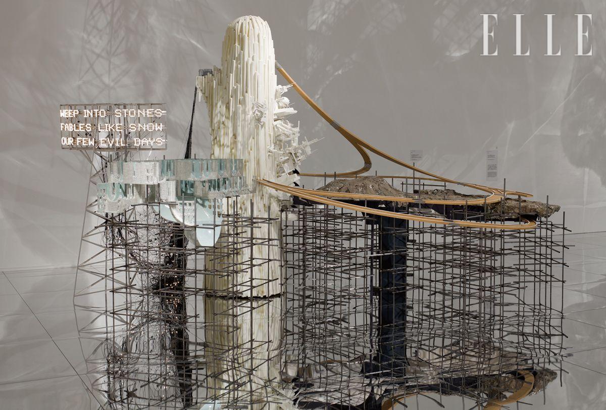 2005년부터 전개한 ‘몽그랑레시’ 연작 중 두 번째 만든 초기작으로, 다양한 지리적· 문화적 참조와 서로 다른 유토피아적 비전이 충돌하는 알레고리적 지형도를 보여준 ’몽그랑레시: 바위에 흐느끼다...’(2005).