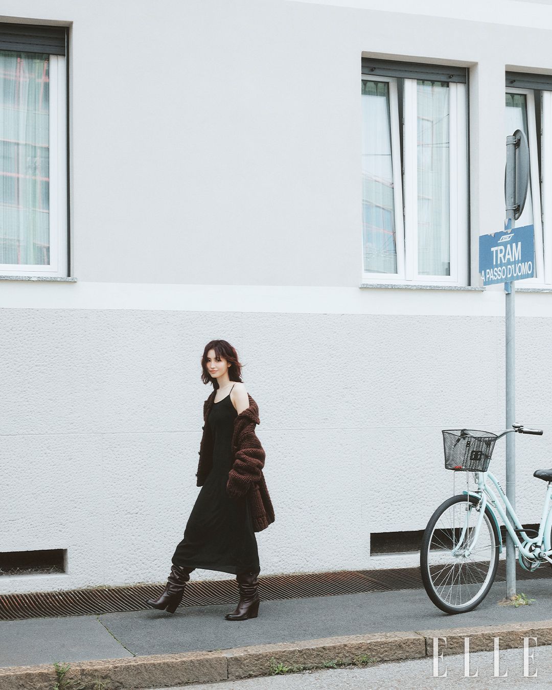 실크 소재 레이스 슬립 드레스와 맨즈 컬렉션의 니트 블루종, ‘타이거 로디아노’ 부츠는 모두 Onitsuka Tiger.