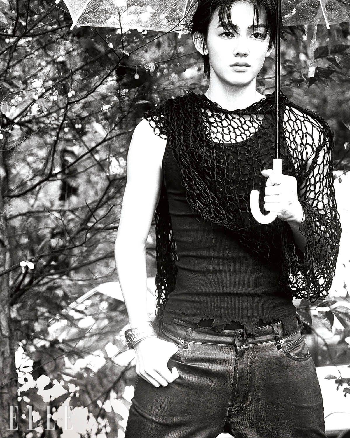 이너 웨어 톱은 Didier wear. 팬츠는 Rick Owens. 니트 톱과 커프는 모두 스타일리스트 소장품.