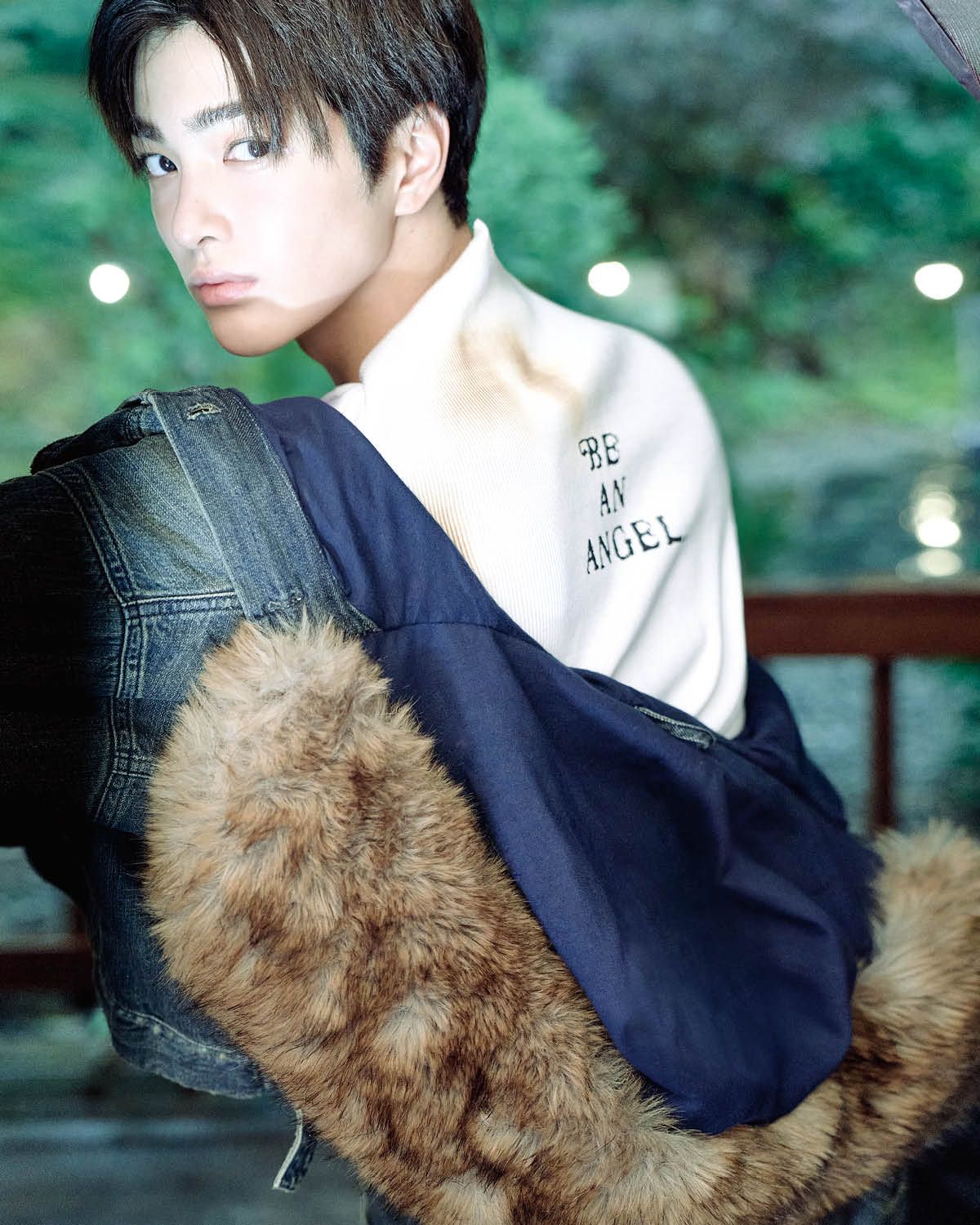 페이크 퍼 트리밍 데님 재킷은 Balenciaga. 톱은 Lagoon1992.