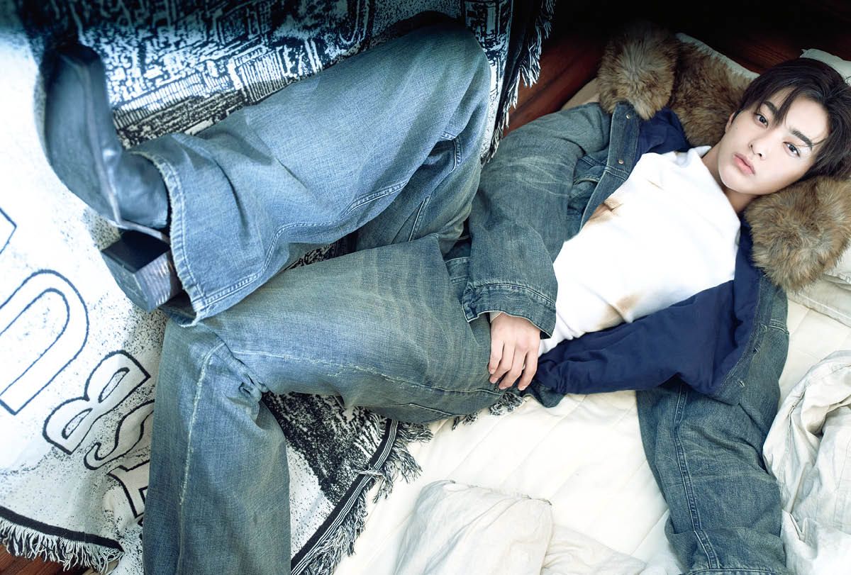 데님 아우터웨어와 팬츠, 부츠는 모두 Balenciaga. 이너 웨어 톱은 Lagoon1992.