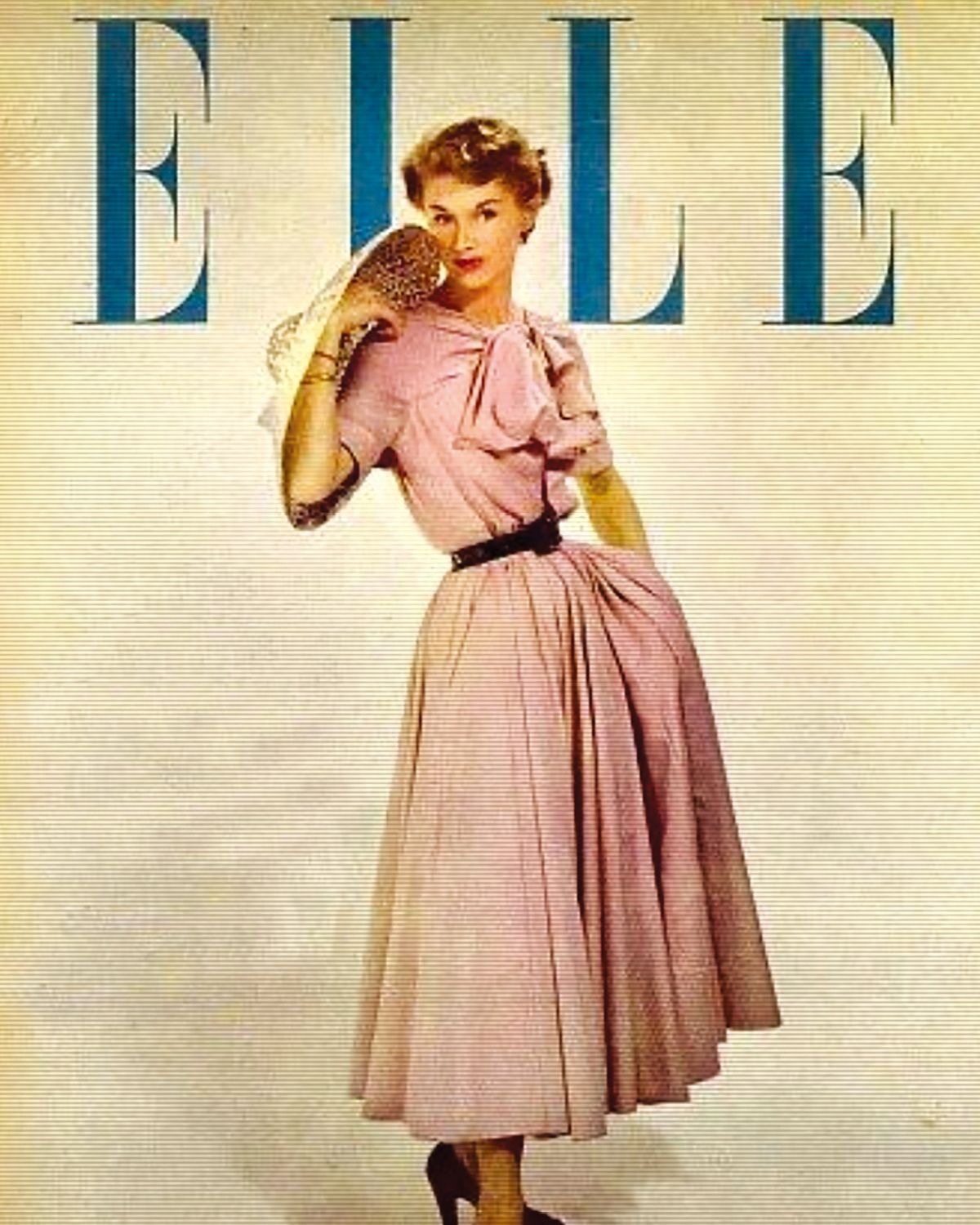 1948년 5월 14일 발행된 <엘르> 프랑스 표지. 크리스챤 디올 드레스를 입은 모델 리사 폰사그리브스(Lisa Fonssagrives)를 장 슈발리에가 촬영했다. 