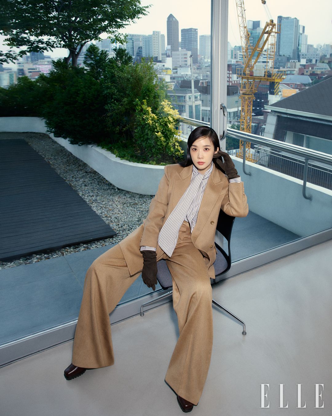 올림피아 재킷, 드라마틱한 카라의 스트라이프 패턴 셔츠, 팬츠, 글러브, 메리 제인 힐은 Max Mara. 