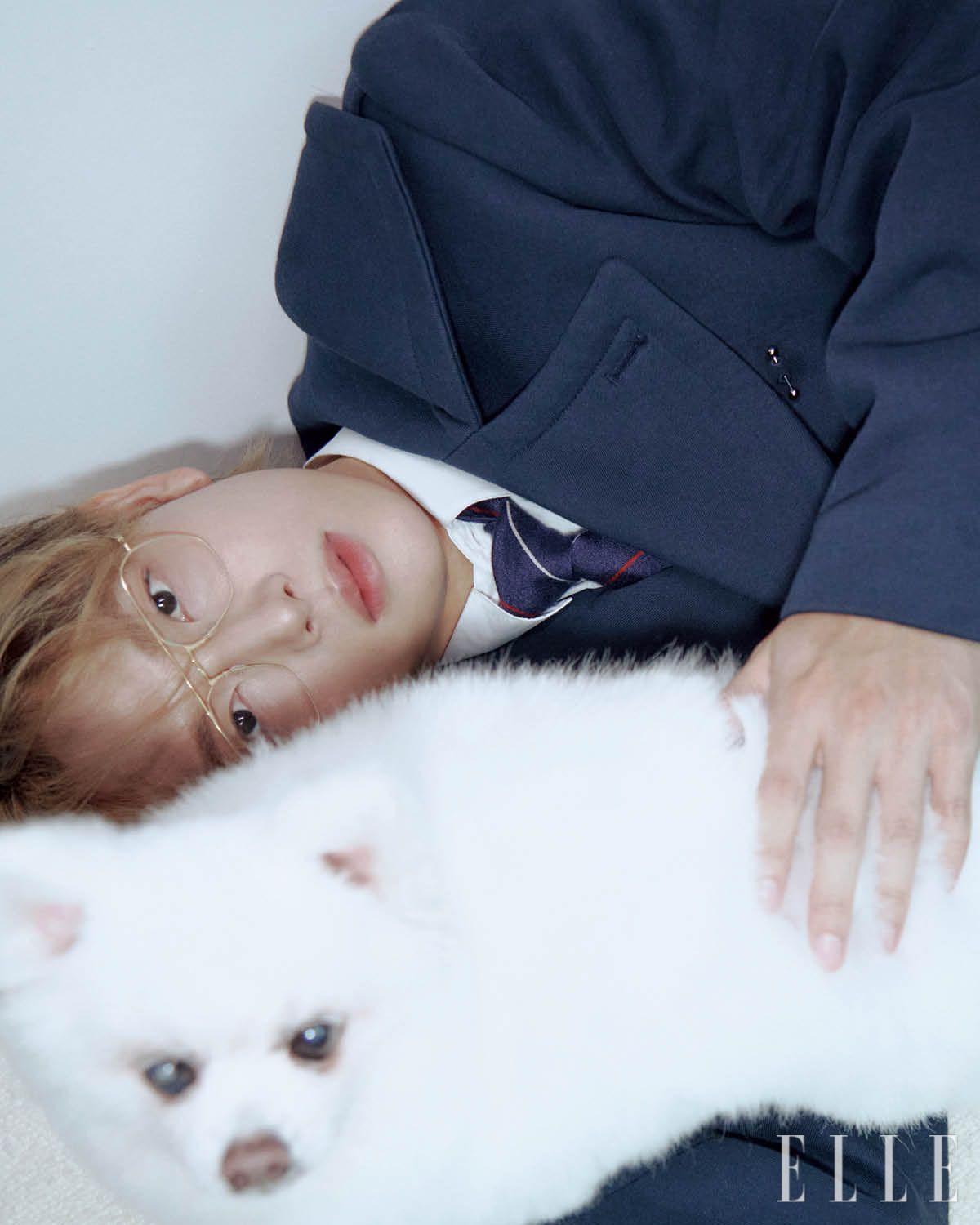 안경은 ‘씬타늄 5555’ 모델로 Lindberg. 후디드 코트는 Bon Bom. 셔츠와 타이는 모두 스타일리스트 소장품.