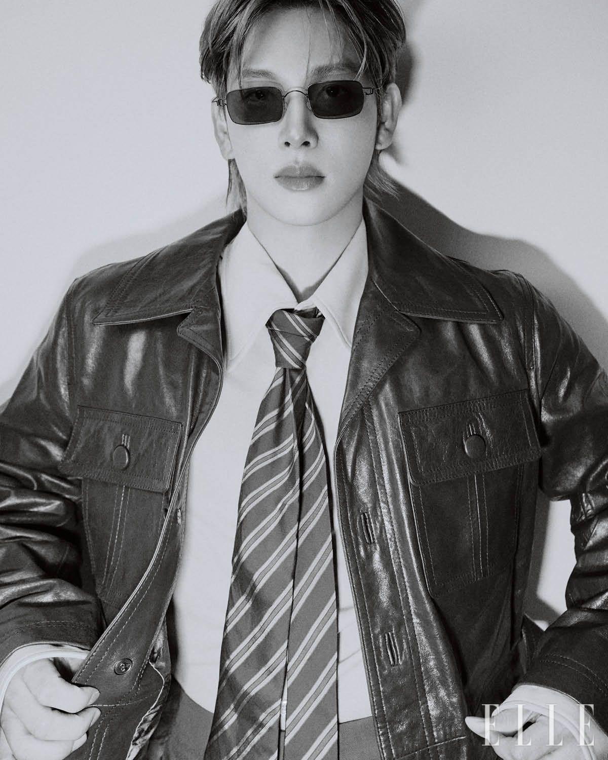 선글라스는 ‘선 8220’ 모델로 Lindberg. 포켓 장식의 레더 재킷과 셔츠, 스트라이프 타이, 팬츠는 모두 Amiri. 