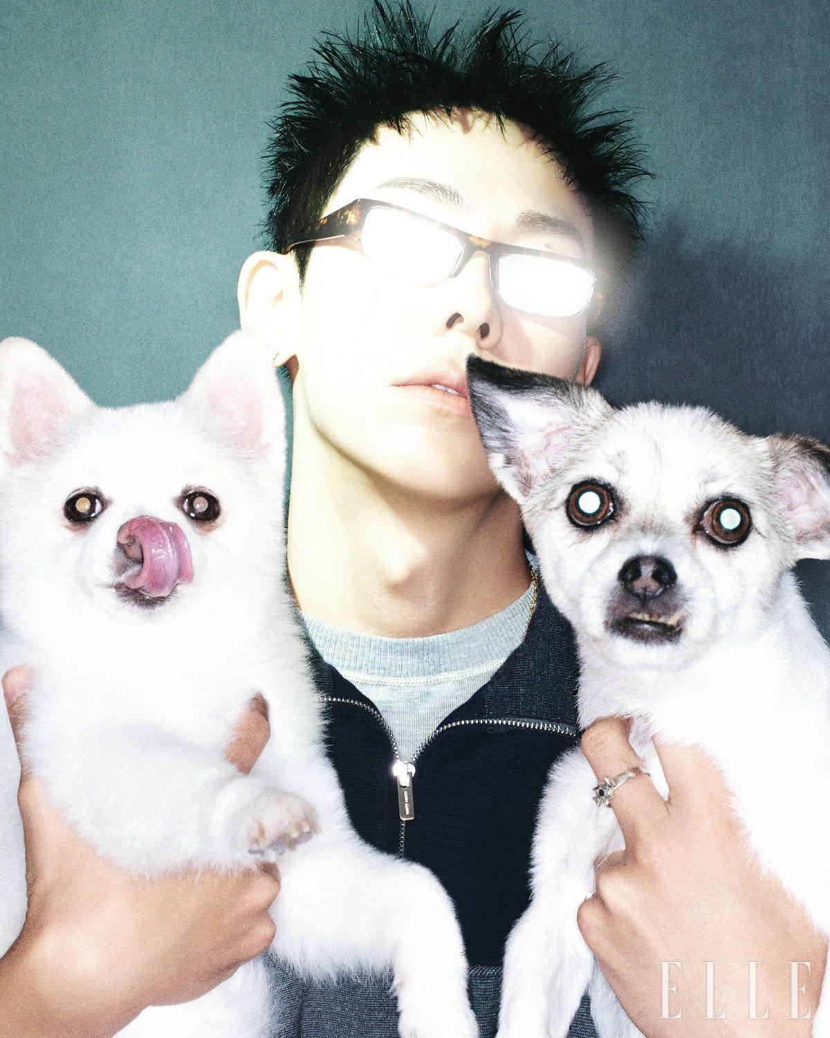 재킷과 톱, 안경은 모두 Miu Miu. 링은 Eoustudio