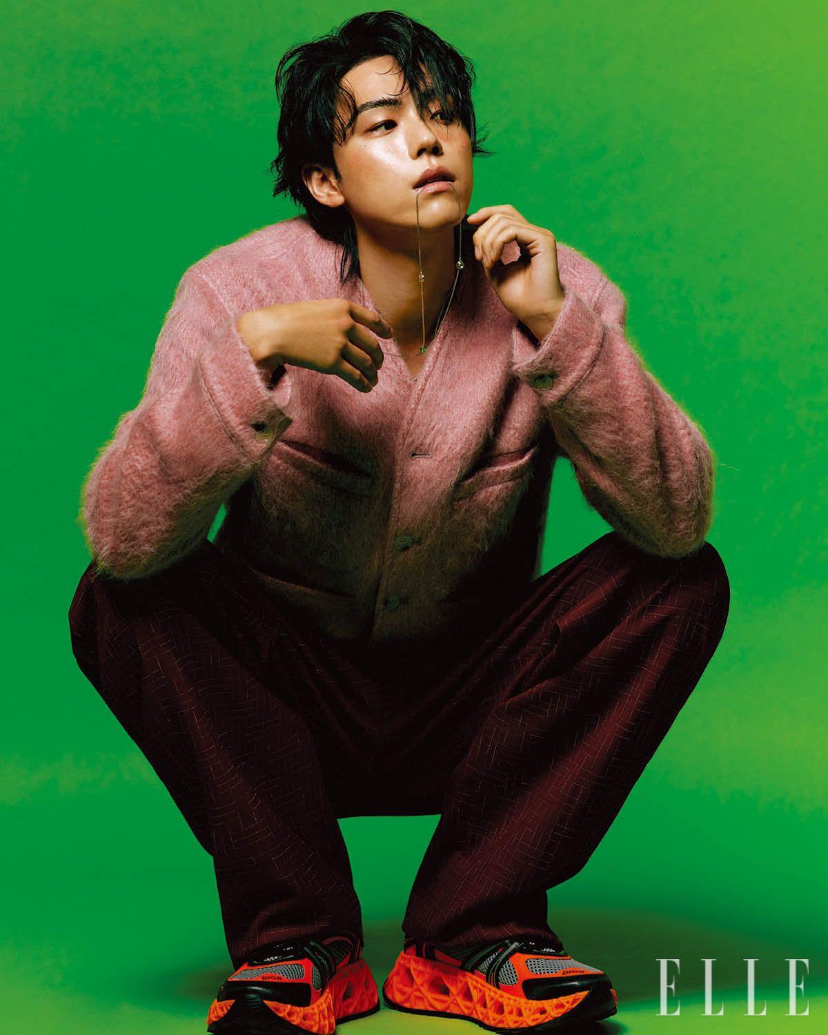 핑크 카디건과 버건디 팬츠는 모두 Kenzo. 오렌지 & 그레이 슈즈는 Dior Men. 실버 나이트 펜던트 네크리스는 Burberry. 아이스트리오페 펜던트는 Celine. 골드 체인 네크리스는 Diesel. 실버 & 골드 로고 네크리스는 Emporio Armani. 실버 큐빅 네크리스는 Lost in Echo. 