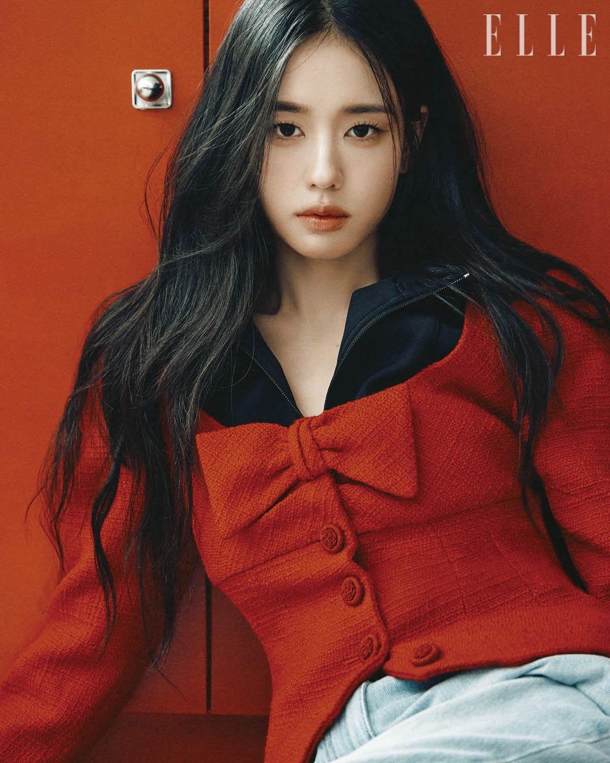 재킷과 톱, 팬츠는 모두 Valentino. 