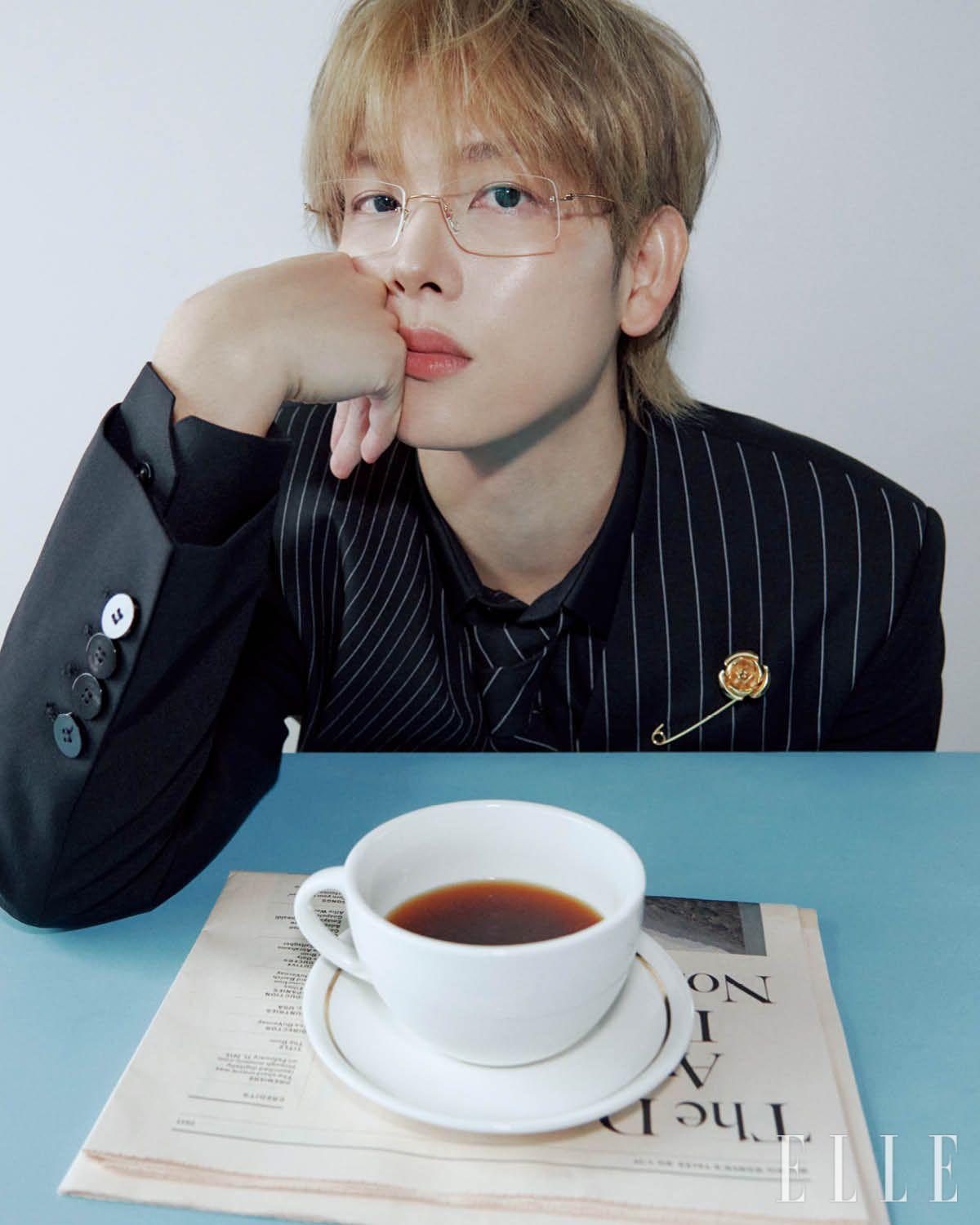 안경은 ‘스피릿 티타늄 2575’ 모델로 Lindberg. 스트라이프 재킷과 셔츠, 타이, 브로치는 모두 Ernest W. Baker by 10 Corso Como Seoul.