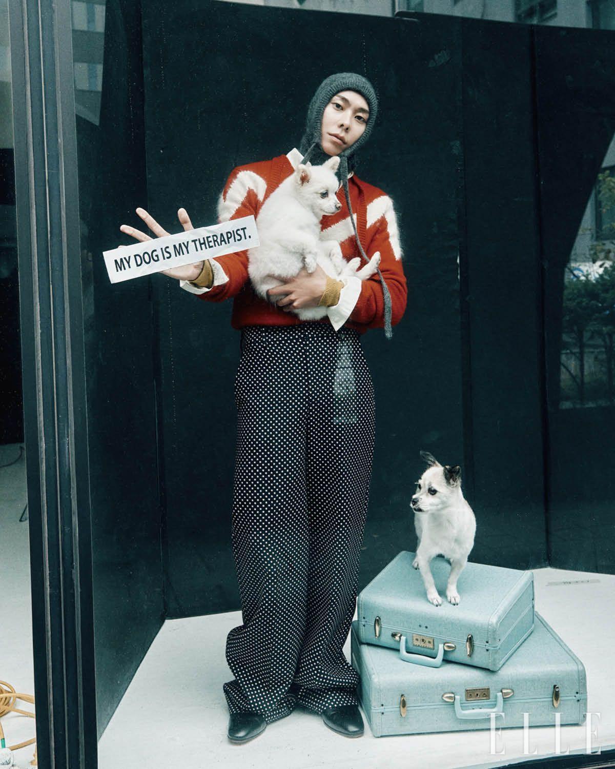 니트와 셔츠, 팬츠는 모두 Valentino. 슈즈는 Valentino Garavani. 바라크라바는 Molly Goddard.