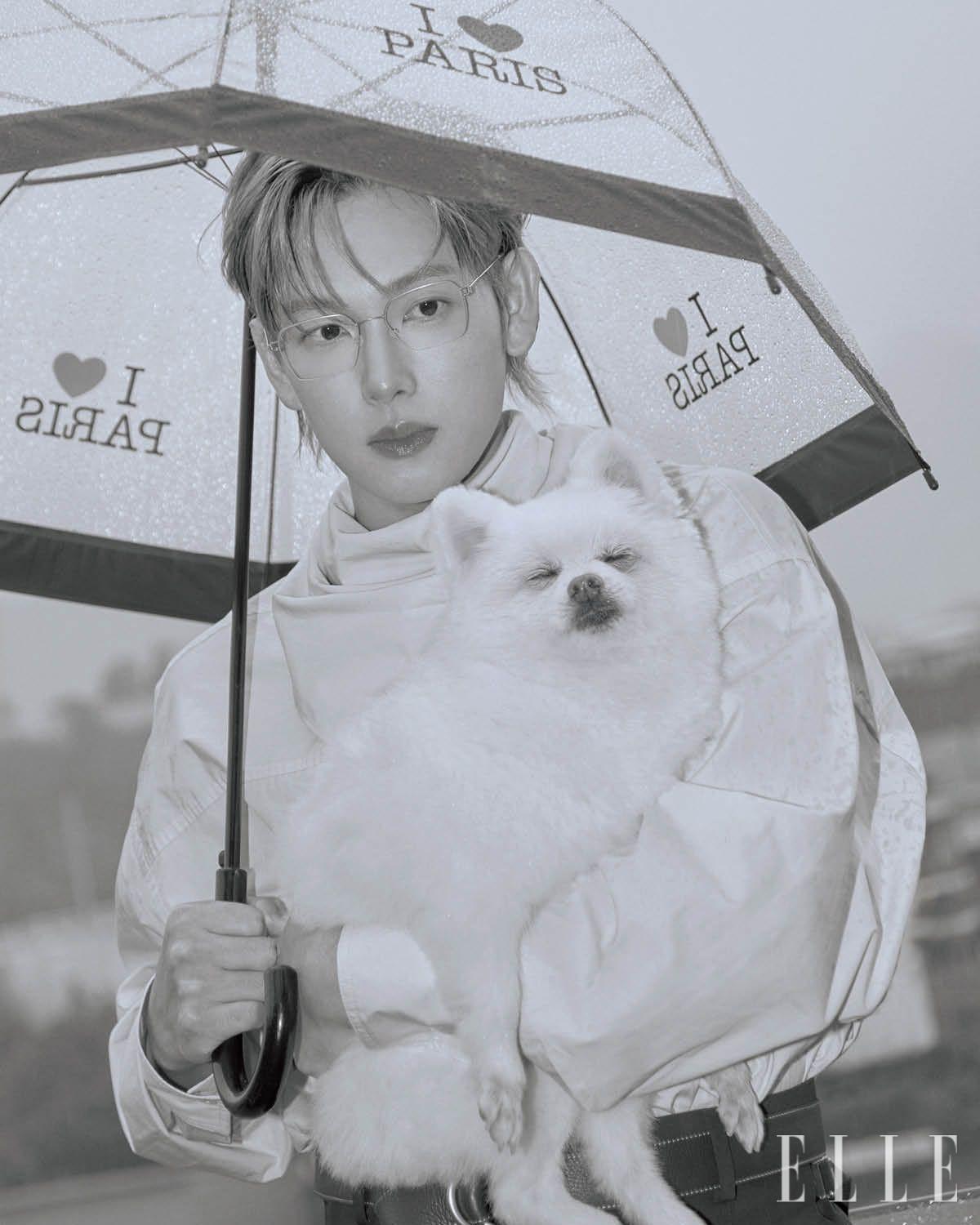 안경은 ‘에어 티타늄 림 시게’ 모델로 Lindberg. 스카프 장식의 셔츠와 팬츠, 스티치 벨트는 모두 Ami. 