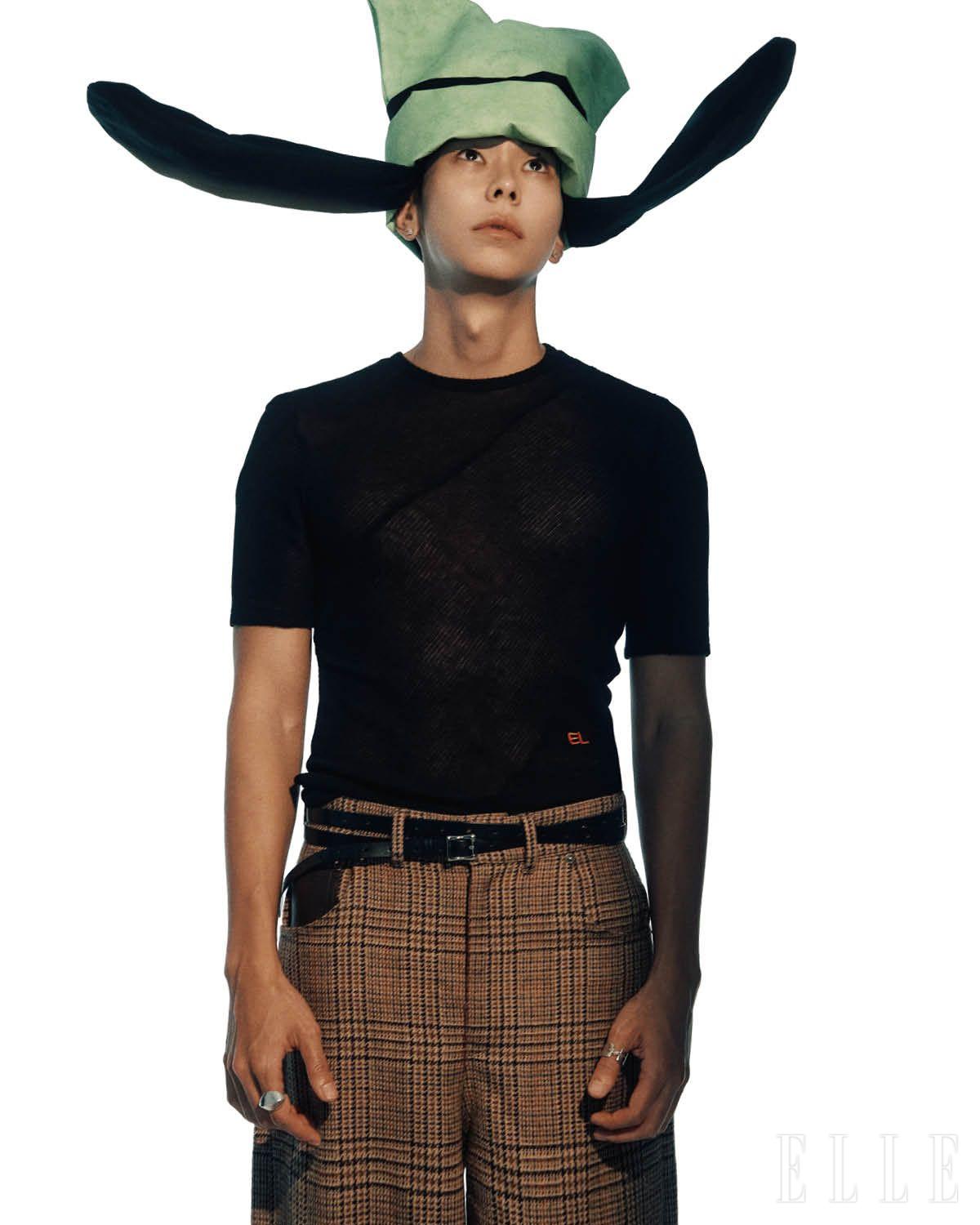 톱은 Eckhaus Latta. 팬츠는 Loewe. 벨트는 Sankuanz. 링은 Eoustudio. 이어링은 본인 소장품.