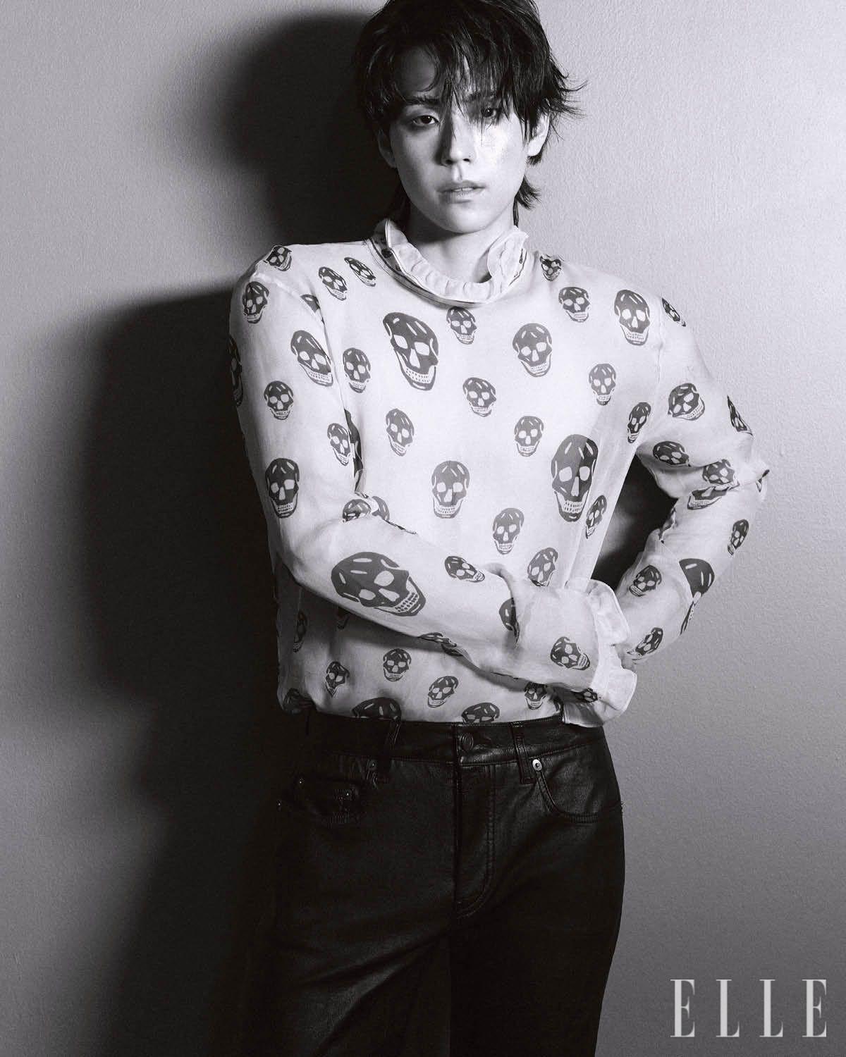 시폰 블라우스 셔츠는 McQueen. 가죽 팬츠는 스타일리스트 소장품. 